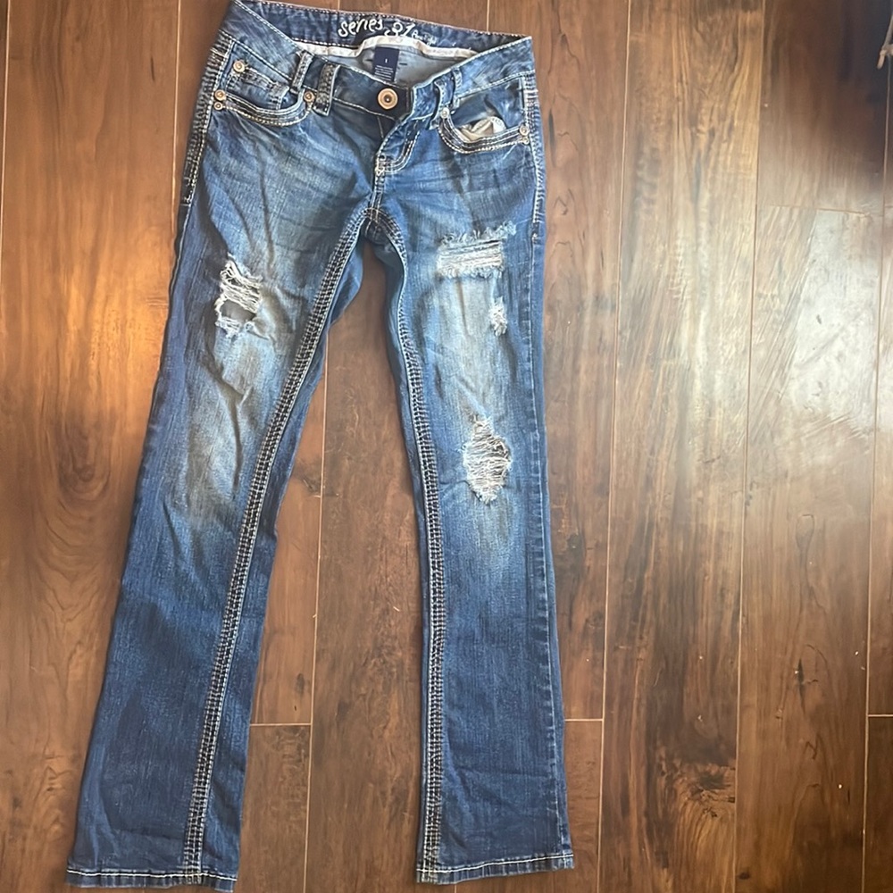 Like new Amethyst straight leg jeans size 1.